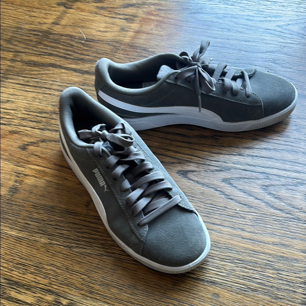 Puma women’s Vikky v3 Gray Sneakers